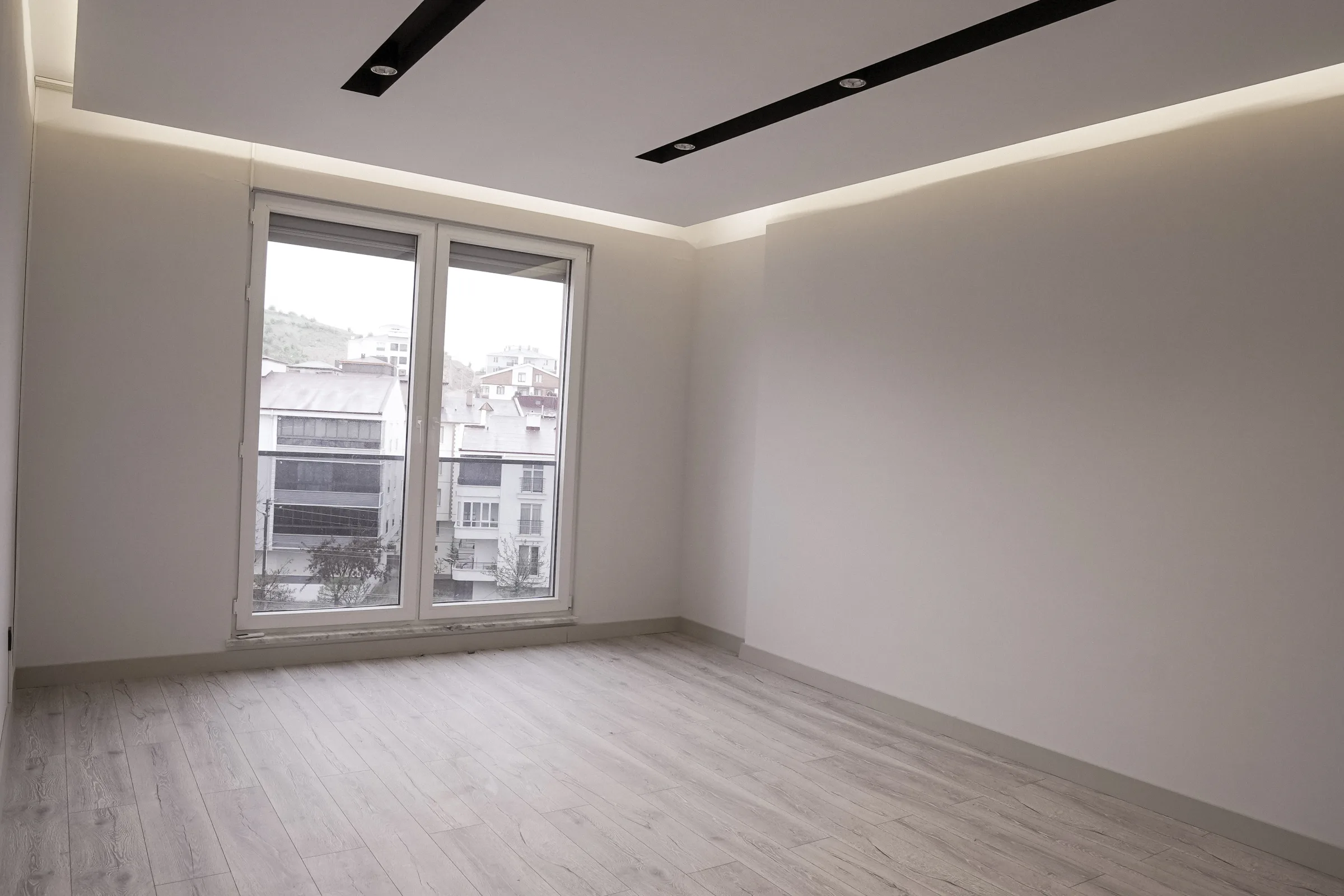 Yaşam alanında spot rayları ve pencere