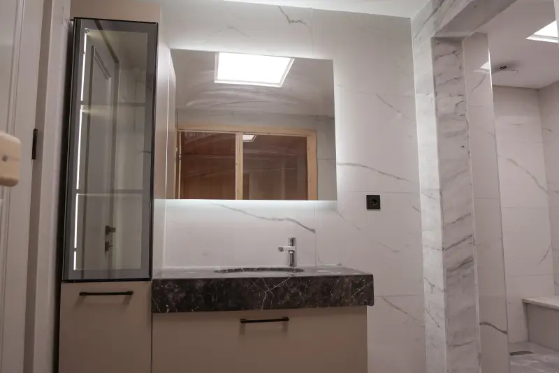Aydınlatmalı ayna ve lavabo