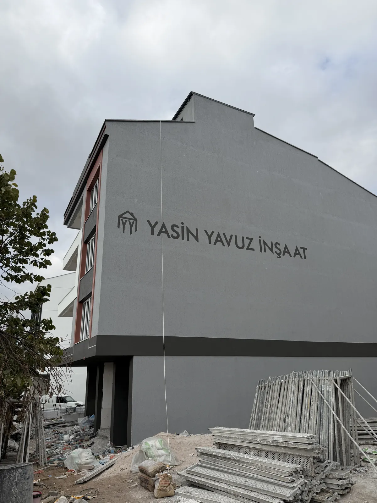 Zübeyde Hanım Caddesi 4.5+1 binası, cephede firma adı — Eylül 2026 şantiye