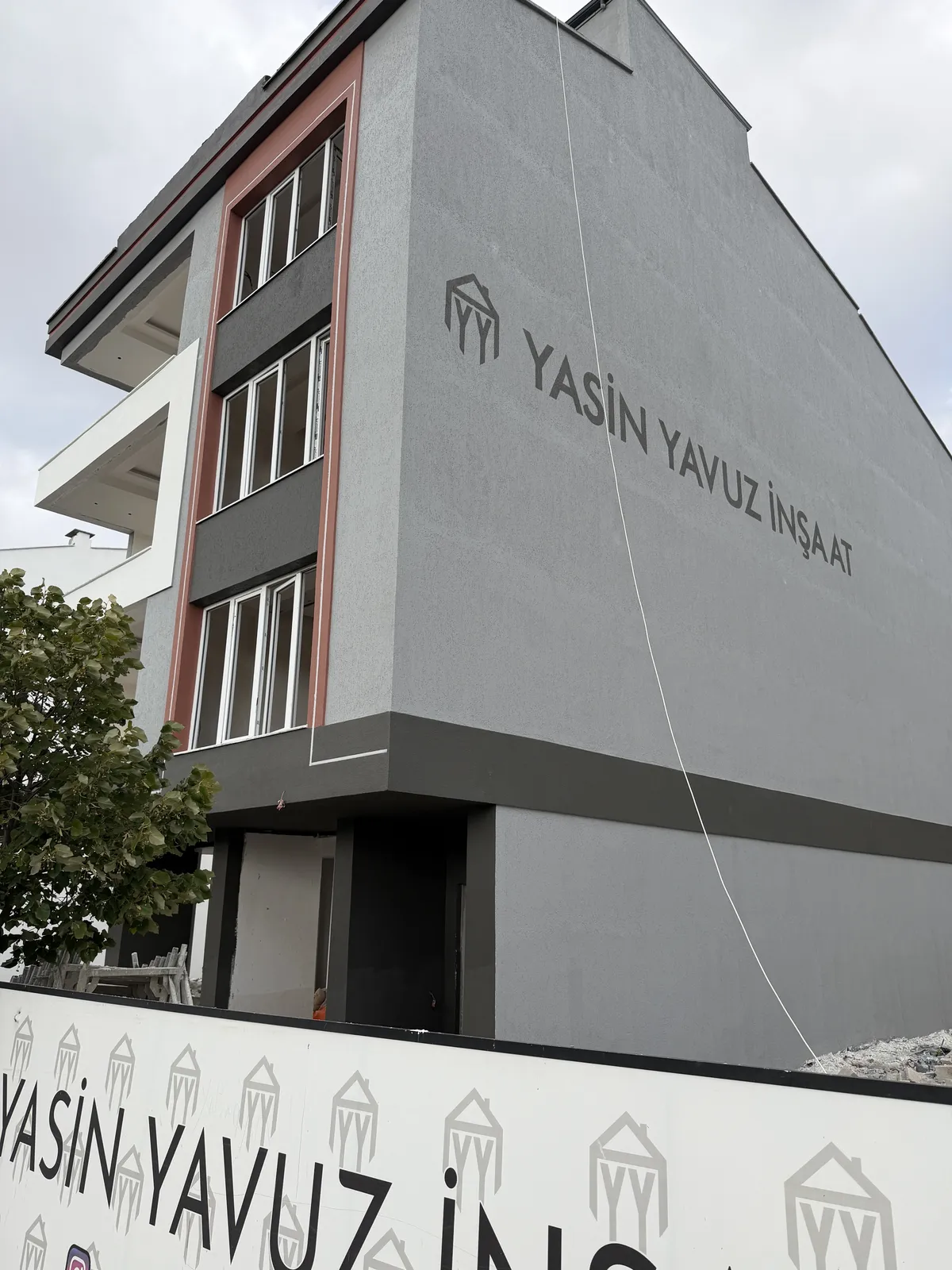 Zübeyde Hanım Caddesi 4.5+1 binası, cephede firma adı — Eylül 2026 şantiye